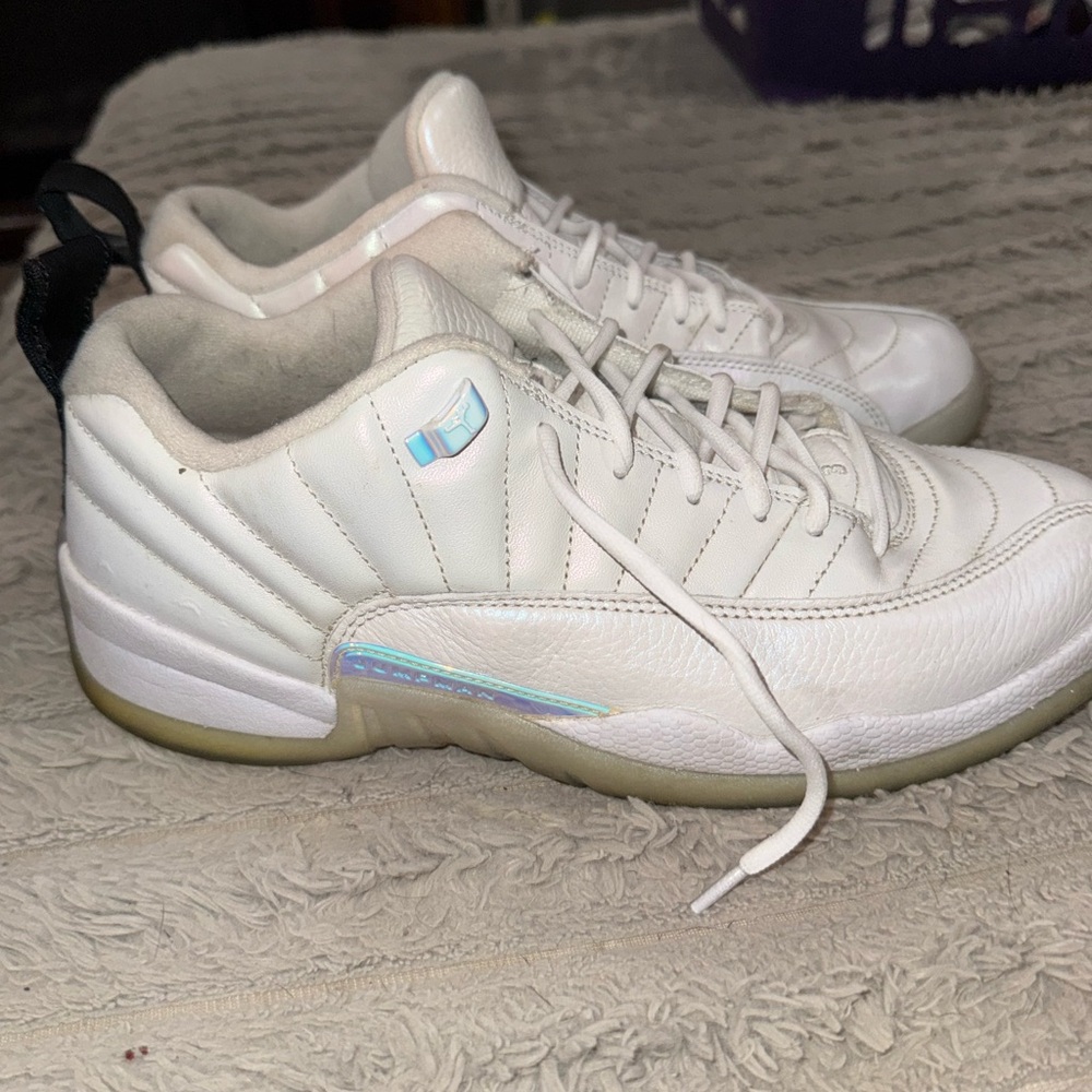 Jordan low tops Easters white size 11. Excellent condition.